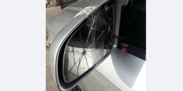 Maşină distrusă într-o parcare din Sighetu Marmației. Autorul, un tânăr din Onceşti