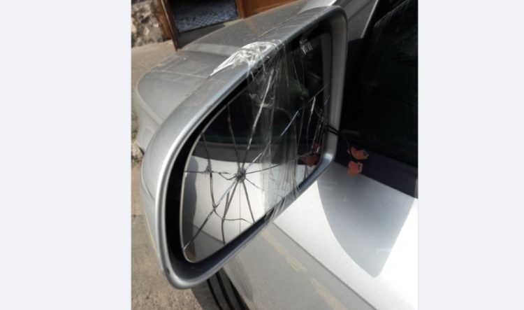 Maşină distrusă într-o parcare din Sighetu Marmației. Autorul, un tânăr din Onceşti