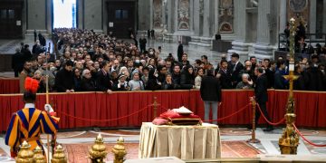 Trupul neînsuflețit al papei Benedict a fost depus în bazilica San Pietro. Sfânta Liturghie și funeraliile vor fi celebrate joi, 5 ianuarie