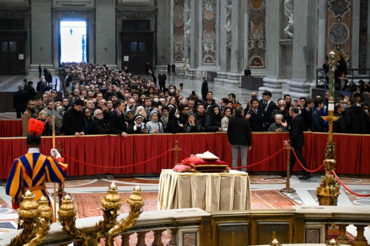 Trupul neînsuflețit al papei Benedict a fost depus în bazilica San Pietro. Sfânta Liturghie și funeraliile vor fi celebrate joi, 5 ianuarie