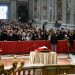 Trupul neînsuflețit al papei Benedict a fost depus în bazilica San Pietro. Sfânta Liturghie și funeraliile vor fi celebrate joi, 5 ianuarie