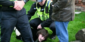 Pedeapsa neașteptată primită de tânărul care a aruncat cu un ou în regele Charles al III-lea