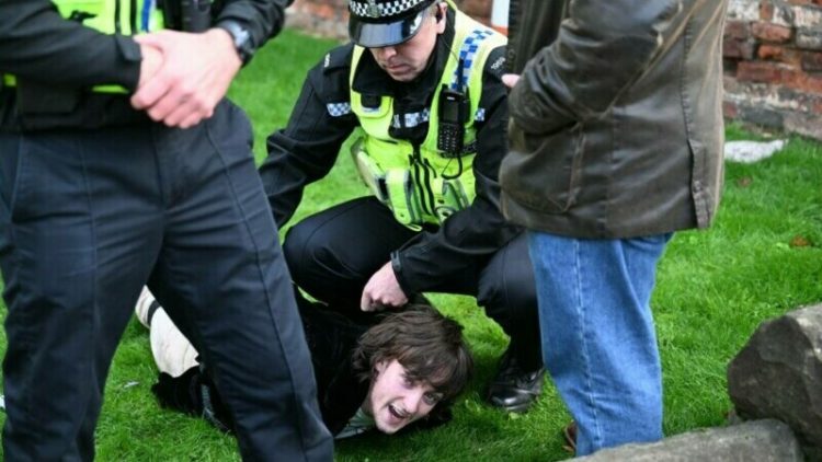 Pedeapsa neașteptată primită de tânărul care a aruncat cu un ou în regele Charles al III-lea