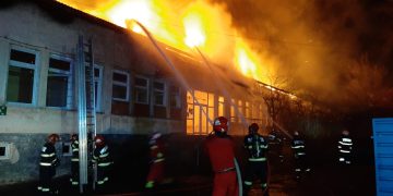 Imagini de la incendiul puternic care a făcut scrum acoperişul cantinei unui mare liceu din Baia Mare