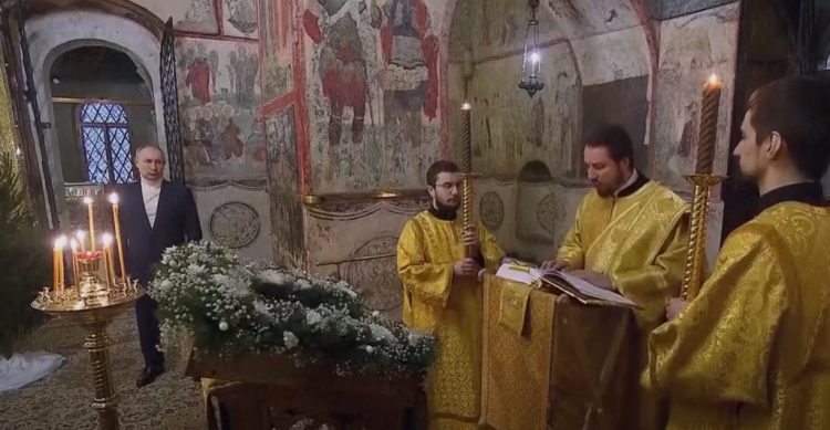 Preşedintele rus Vladimir Putin a participat singur la slujbă de Crăciun oficiată într-o catedrală din Kremlin