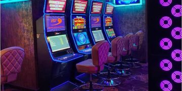 Angajată a unei săli de jocuri din Dej, amenințată cu cuțitul. Hoțul a plecat cu 8000 de lei