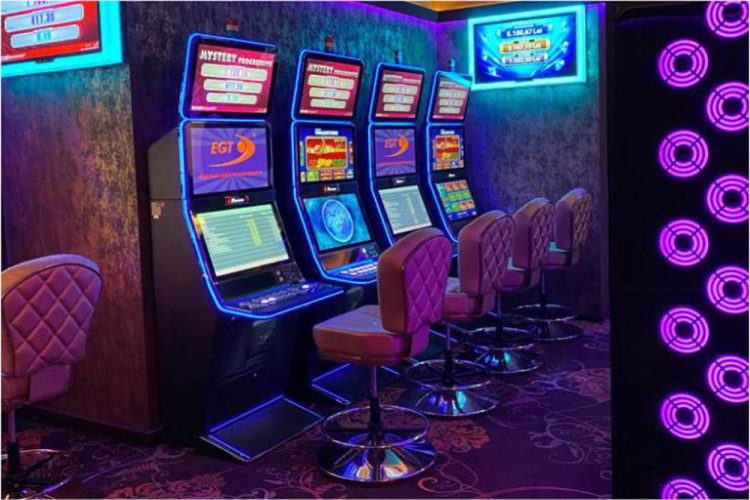 Angajată a unei săli de jocuri din Dej, amenințată cu cuțitul. Hoțul a plecat cu 8000 de lei