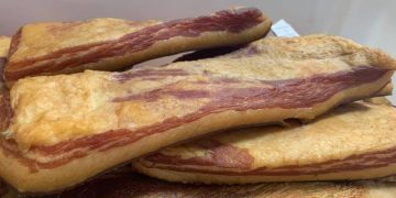 Un tânăr de 19 ani din Urmeniș a furat slănina dintr-o afumătoare, a vândut-o, apoi a băut banii