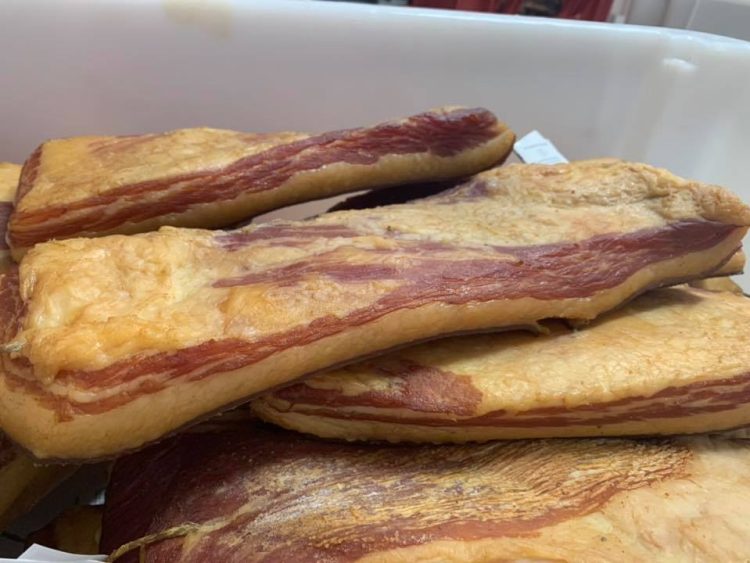 Un tânăr de 19 ani din Urmeniș a furat slănina dintr-o afumătoare, a vândut-o, apoi a băut banii