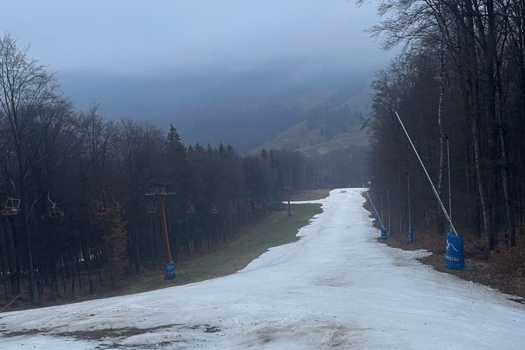 Pârtia de la Şuior, închisă de azi din cauza lipsei zăpezii