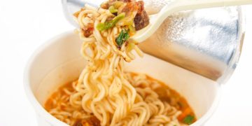 Alertă alimentară. Supă la plic, cu peste 150% mai multă sare decât doza zilnică recomandată