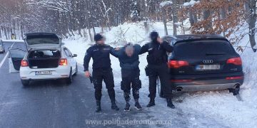 Maşină cu ṭigări de contrabandă, oprită cu focuri de armă