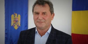 Un primar a murit după ce a intrat cu mașina într-un copac