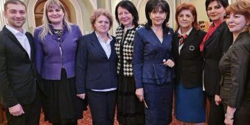 În loc să rezolve problemele cu salariile profesorilor, ei fac politică…