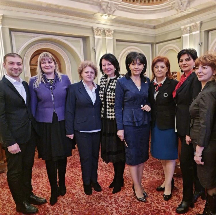 În loc să rezolve problemele cu salariile profesorilor, ei fac politică…