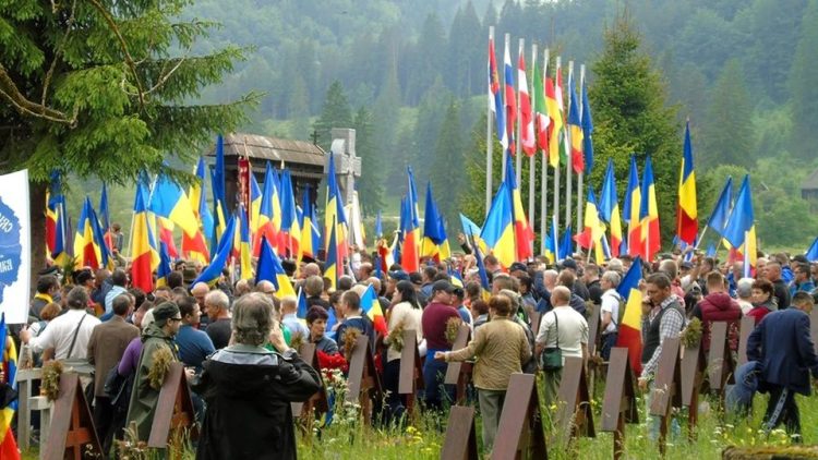 Ungurii au învins! Românii trebuie să demoleze crucile din beton din cimitirul militar Valea Uzului!
