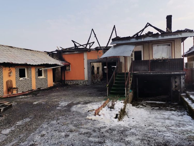 Mobilizare după ce o familie din Lăpușel a rămas fără tot ce a agonisit o viață