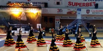 Podium pentru Formația ,,Mini Maxi” din cadrul Școlii de Artă „Gheorghe Chivu” din Sighetu Marmaţiei la concursul internaţional de la Bistriţa Năsăud