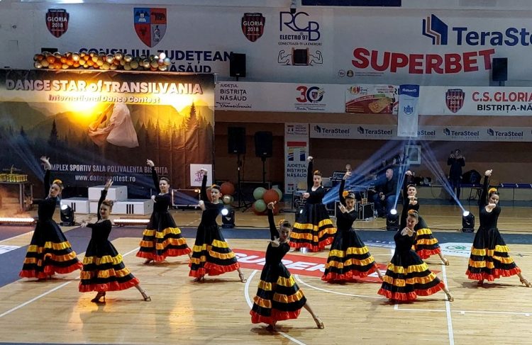 Podium pentru Formația ,,Mini Maxi” din cadrul Școlii de Artă „Gheorghe Chivu” din Sighetu Marmaţiei la concursul internaţional de la Bistriţa Năsăud