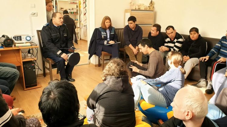 Tinerii Centrului de Zi pentru Persoane cu Dizabilități Griviței, în dialog cu poliţiştii şi jandarmii