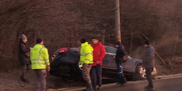 Accident pe Dura, o maşină a ajuns în şanţ – foto