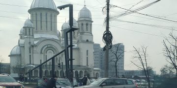 Coliziune între două autoturisme la intersecţia bulevardelor Republicii şi Independenţei