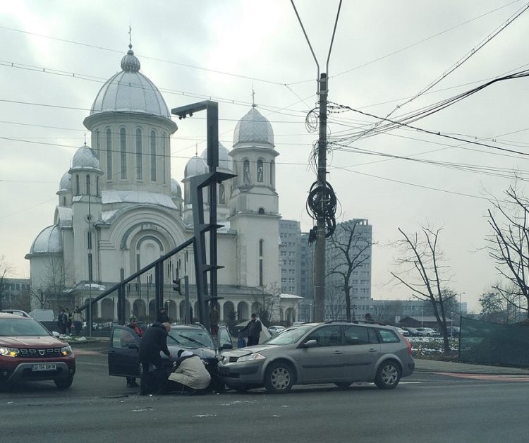 Coliziune între două autoturisme la intersecţia bulevardelor Republicii şi Independenţei