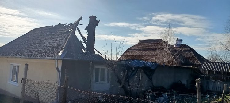 Apel umanitar: Mobilizare pentru ajutorarea unei enoriașe a cărei casă a fost mistuită de flăcări. VIDEO