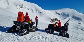 ALERTĂ MAXIMĂ! Trei persoane surprinse de avalanșă în Vârful Prislop. Un turist polonez a decedat – video