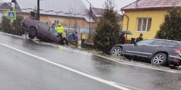 Accident în Satulung, două maşini în şanţ – foto