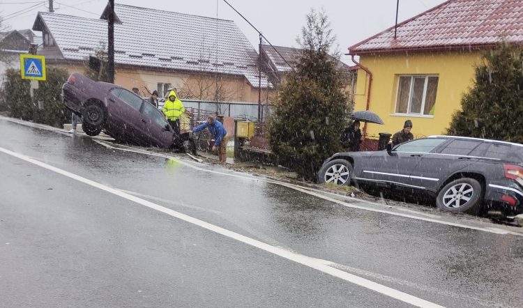 Accident în Satulung, două maşini în şanţ – foto