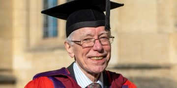 Un student de 76 de ani din Anglia şi-a finalizat doctoratul după 50 de ani