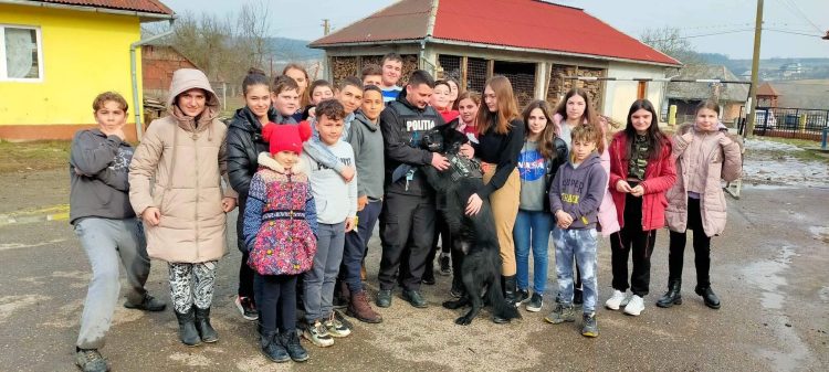 Elevii Școlii Gimnaziale „Mihai Olos” Ariniș şi ai Școlii Gimnaziale Asuaju de Sus, discuţii cu poliţiştii despre siguranţa în şcoli