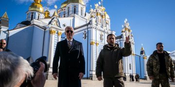 Diavolii războiului dansează în aplauzele imbecililor