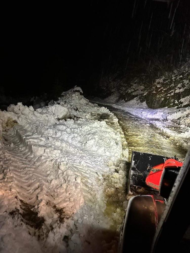 Avalanșă la Băiuț! Un drum a fost blocat