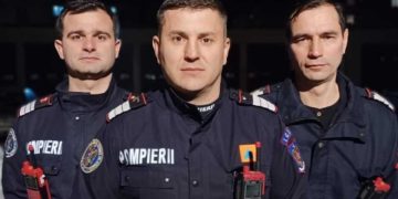 Eroii de serviciu. Trei pompieri au salvat un bebeluș de la moarte