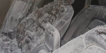 Şocant! Un bărbat drogat s-a certat cu iubita, a băgat-o în portbagaj și a dat foc mașinii