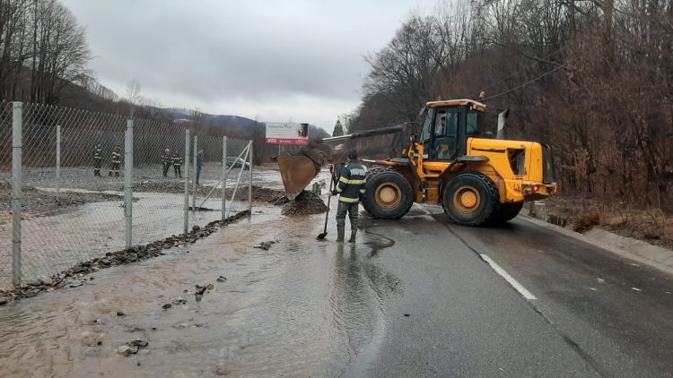 Ploile au făcut prăpăd în Cavnic. Intervin pompierii băimăreni. FOTO
