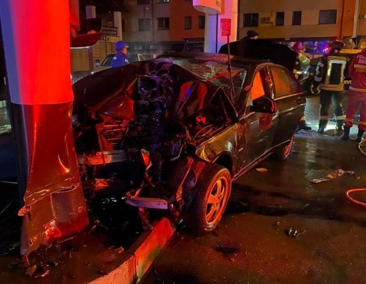 O şoferiţă s-a urcat băută la volan și s-a oprit într-o pompă de benzinărie