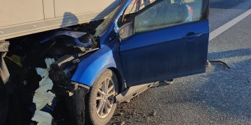 Încă o tragedie pe şosea! Un șofer a murit pe loc după ce s-a înfipt cu mașina sub un TIR care aștepta în coloană