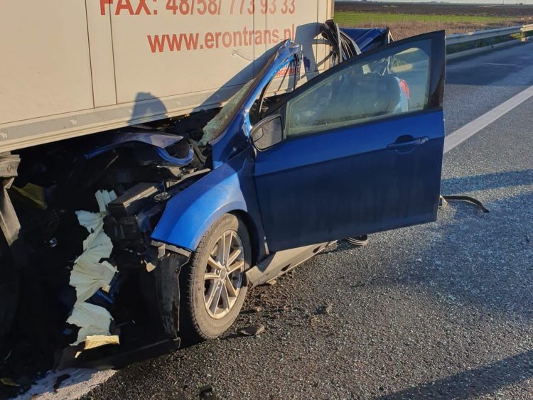 Încă o tragedie pe şosea! Un șofer a murit pe loc după ce s-a înfipt cu mașina sub un TIR care aștepta în coloană