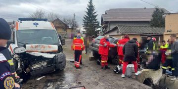 Accident extrem de grav în care a fost implicată și o ambulanță: intervin echipajele de la descarcerare
