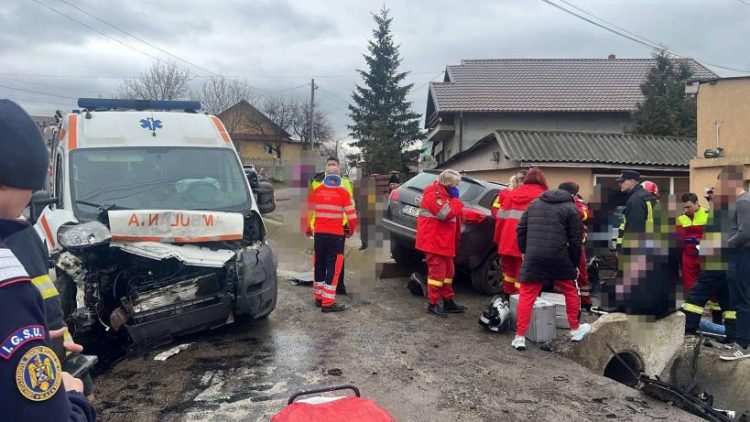 Accident extrem de grav în care a fost implicată și o ambulanță: intervin echipajele de la descarcerare