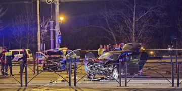 Un șofer beat și posibil drogat a lovit o mașină de poliție. Doi agenți au ajuns în spital