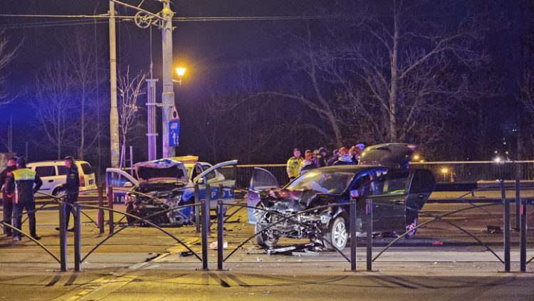 Un șofer beat și posibil drogat a lovit o mașină de poliție. Doi agenți au ajuns în spital