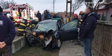 Accident la Răscruci. Coliziune între un autoturism condus de o maramureşeancă şi un camion – video
