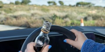 Depistată la volan cu o alcoolemie de 1,29 mg/l alcool pur în aerul expirat. Pe bancheta din spate a maşinii se afla un copil de 7 ani