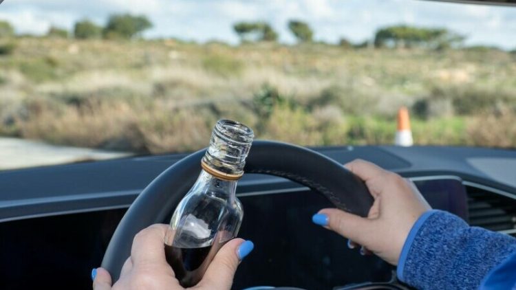 Depistată la volan cu o alcoolemie de 1,29 mg/l alcool pur în aerul expirat. Pe bancheta din spate a maşinii se afla un copil de 7 ani