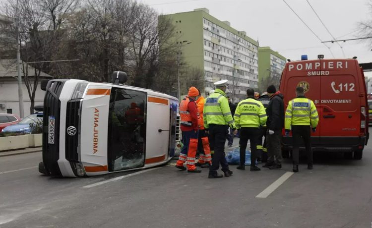 O ambulanță care transporta un pacient s-a răsturnat în centrul Bucureștiului după ce a fost lovită