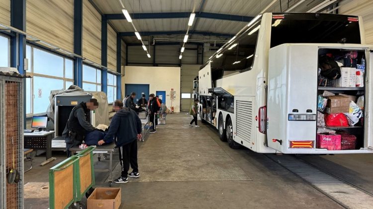 Autocar românesc, blocat la vamă, în Germania. Un pasager avea în rucsac droguri de aproape 30.000 de euro